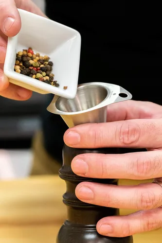 Vista 8 de Zassenhaus Speyer - Molinillo de pimienta de haya teñida oscura de 5.1 pulgadas