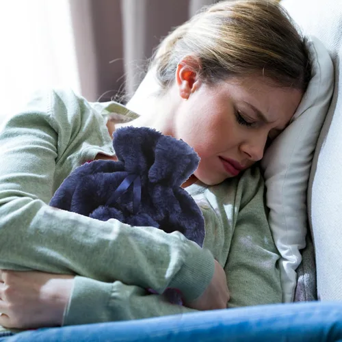 Vista 3 de Botella de agua caliente de 2 litros, botella de agua caliente con forro polar, bolsa de agua caliente de goma a prueba de fugas para manos, bolsa