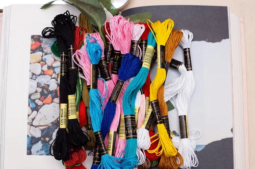 Vista 4 de Paquete de 12 hilos de bordado de alta calidad, madejas de 100% algodón egipcio de alta calidad, hilo de bordado de punto de cruz, algodón trenzado