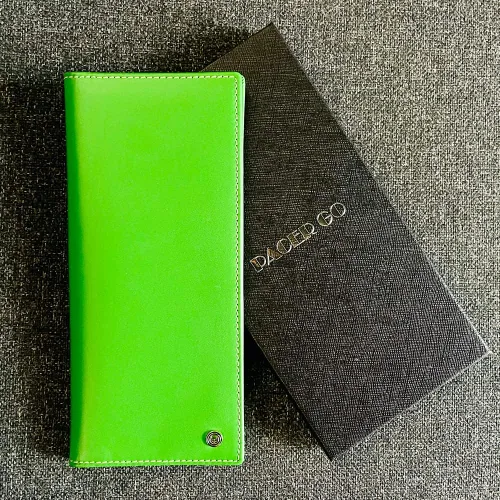 Vista 5 de Pacer Go Cartera de viaje larga delgada con bloqueo RFID de cuero genuino, Verde, Minimalista