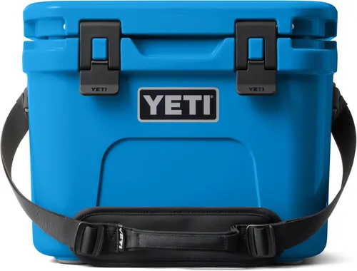 Vista 23 de YETI Roadie 15 - Enfriador duro con correa de hombro DoubleDuty