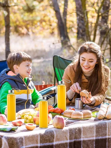Vista 6 de QCen Botella de vidrio transparente de 18 onzas para jugos, botellas de agua de vidrio reutilizables para máquina exprimidora, con tapas de acero