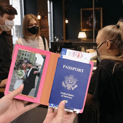 Vista 3 de Combo de tarjetero para pasaporte y vacuna, soporte para pasaporte con ranura para tarjeta de vacuna, funda de cuero para pasaporte de viaje