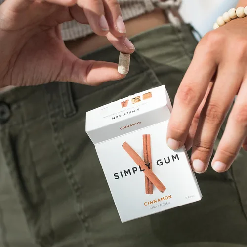 Vista 8 de SIMPLY Gum Canela, Chicle Natural Sin Plástico, Paquete de 6 (90 Piezas) Vegano, Kosher, Sin OGM, Sin Aspartamo y Sin Sorbitol