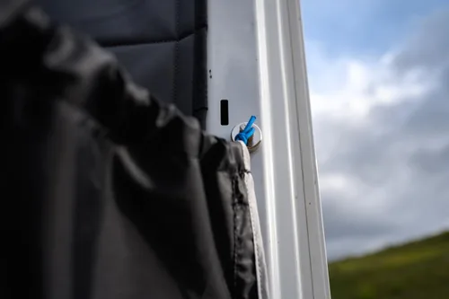 Vista 3 de VanEssential Puerta trasera universal de ducha/pantalla de privacidad para Mercedes-Benz Sprinter, Ford Transit, Ram Promaster Vans - Ajustable