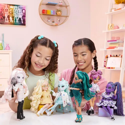 Vista 2 de Rainbow High Shadow High Zooey Electra - Muñeca de moda verde claro. Traje elegante y más de 10 accesorios de juego coloridos. Gran regalo
