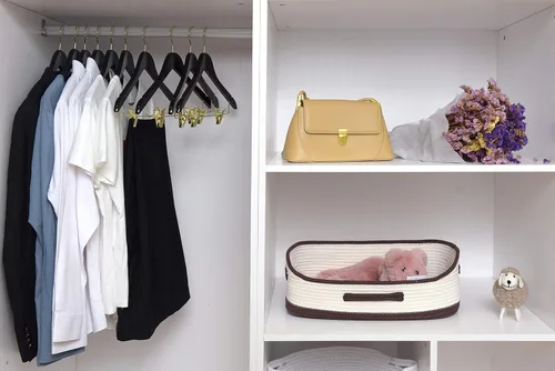 Vista 3 de Perchas de madera de calidad para faldas con clips, paquete de 10 perchas lisas de madera maciza para pantalones con clips de metal ajustables