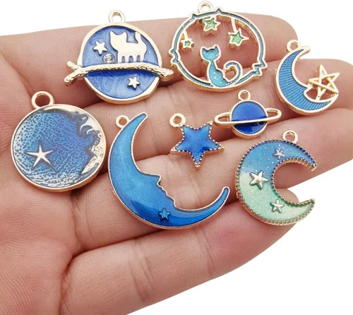 Vista 3 de 24 piezas surtidas de dijes de esmalte chapados en oro con forma de gato, luna, estrella y celestial para collares, pulseras, aretes, joyería y Azul