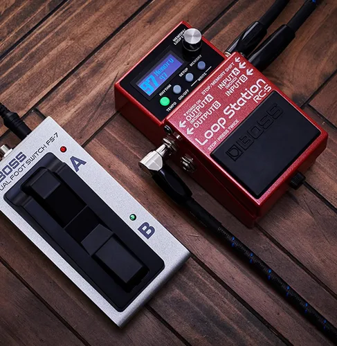 Vista 4 de Boss Paquete de estación de bucle RC-5 con fuente de alimentación Gearlux, cable de instrumento, cable de conexión y púas