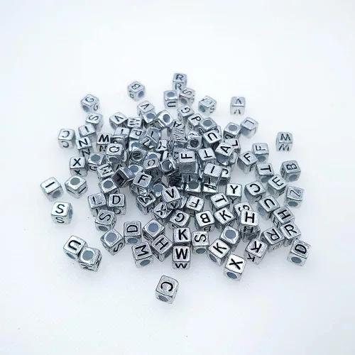 Vista 2 de 800 cuentas de letras acrílicas con forma de cubo plateado de 0.236 x 0.236 pulgadas, formas mixtas de plástico, cuentas sueltas de bricolaje