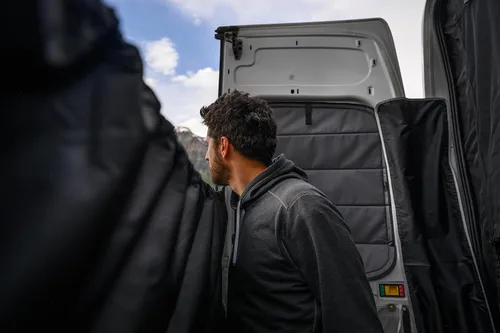 Vista 7 de VanEssential Puerta trasera universal de ducha/pantalla de privacidad para Mercedes-Benz Sprinter, Ford Transit, Ram Promaster Vans - Ajustable