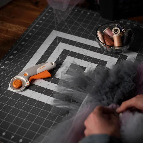 Vista 8 de Fiskars Cortador giratorio con disparador de cambio fácil (45 mm) Blanco