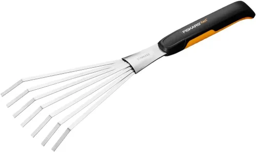 Vista 5 de Fiskars Xact - Rastrillo de mano, herramienta de mano de jardinería resistente con mango ergonómico y agujero para colgar para almacenamiento