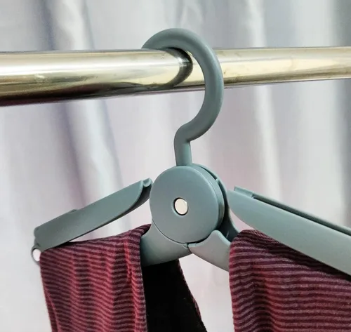 Vista 7 de Perchas de viaje plegables plegables de plástico, perchas portátiles antideslizantes para ropa sucia, automóvil, camping, perchas grises, secado