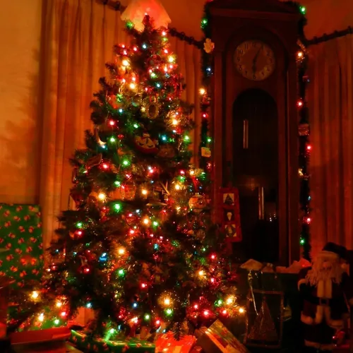 Vista 4 de Uptotop Guirnalda de luces navideñas de 100 unidades, tira de luces de 20 pies enchufables impermeables para decoraciones de fiesta de carnaval