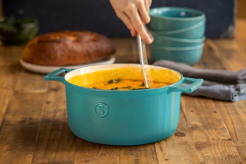 Vista 5 de SAVEUR SELECTS Cacerola de hierro fundido esmaltado, horno holandés de 5 cuartos de galón con tapa de acero inoxidable de doble pared, azul sabroso