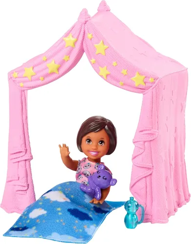 Vista 4 de Barbie Skipper Babysitters Inc. - Juego para dormir con muñeca pequeña, tienda de campaña y saco de dormir