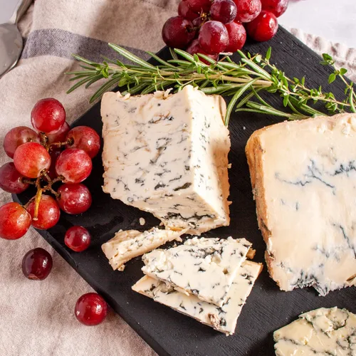 Vista 6 de igourmet Surtido de queso azul de lujo, incluye quesos azules de Inglaterra, Italia, Estados Unidos y Francia (30 onzas)