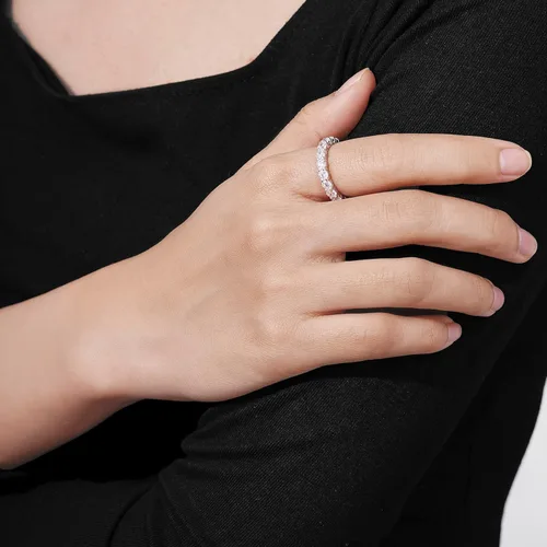 Vista 4 de Tienda Essentials Anillo de plata de ley chapada en platino o oro con circonita cúbica redonda de elementos infinitos