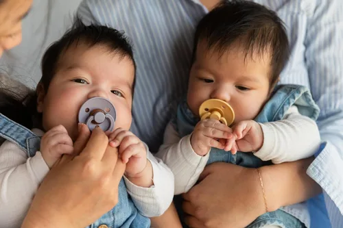 Vista 65 de BIBS - Paquete de 2 chupetes Bibs Colour, calmante, libre de bisfenol A, punta redonda, látex de goma natural