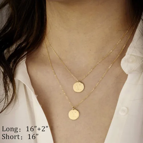 Vista 4 de IEFWELL - Collares con inicial para mujer, oro blanco y oro rosa, grabado de doble cara, dije de moneda martillada, collares escalonados