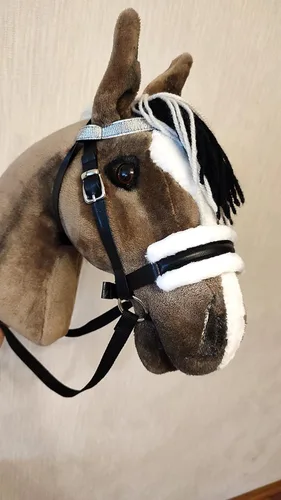 Vista 2 de Caballo de palo marrón A3 Cabeza de caballo realista en un palo Caballo de palo con brida