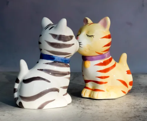 Vista 9 de Ebros Gift Kissing Orange and Gray Striped Tabby Cats Salt and Pepper Shakers Fun Kitchen Dining Ceramic Decor Figurines 3.25 "H Feline Cat Kitty