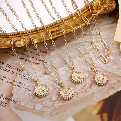 Vista 6 de Gargantilla en capas para mujer, chapada en oro de 14 quilates, cadena fina de eslabones, collar sencillo, ajustable, con dije de moneda con letra