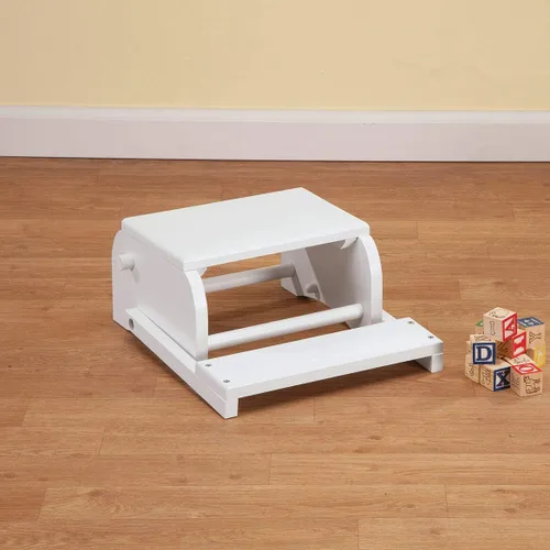 Vista 3 de Fox Valley Traders Taburete y silla 2 en 1 para niños, madera blanca, diseño de animales del bosque con nombre personalizado