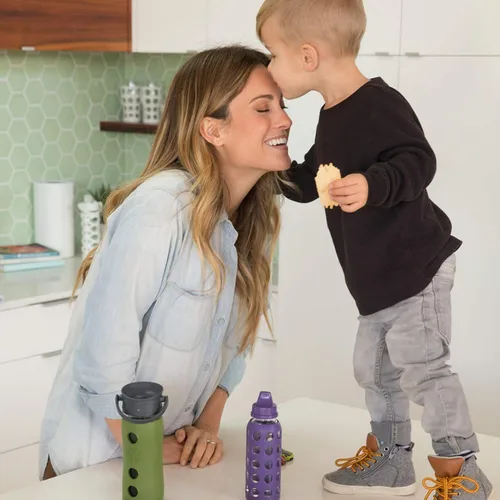 Vista 2 de Lifefactory Tapas planas para biberones de vidrio sin BPA de 4 onzas y 9 onzas, color blanco (paquete de 2)