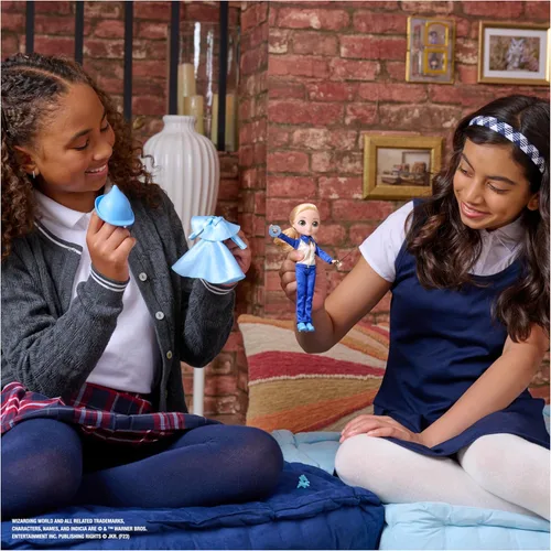 Vista 3 de Wizarding World Harry Potter, set de regalo de muñeca Fleur Delacour de 20,3 cm de 10 piezas con 2 trajes y 8 accesorios para muñeca, juguetes