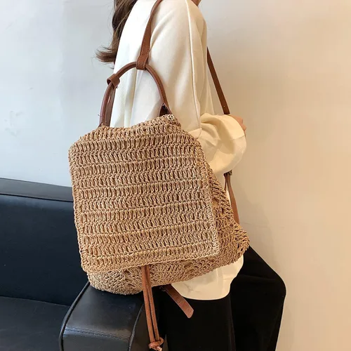Vista 3 de OWGSEE Mochila de paja tejida hecha a mano de ganchillo con solapa y cordón estilo bohemio para mujer, vacaciones, Caqui