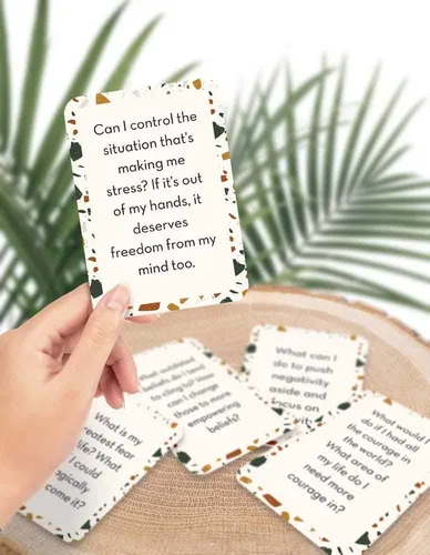 Vista 3 de Allura & Arcia Preguntas empoderadoras de cuidado personal - 52 tarjetas de alivio del estrés para meditación, atención plena, yoga y regalos