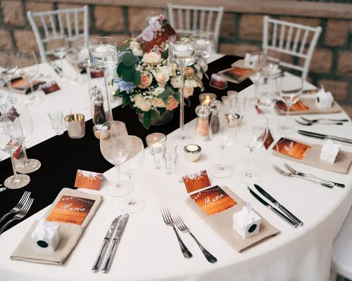 Vista 7 de Remagr Mantel redondo de plástico de 84 pulgadas, desechables, para Navidad, boda, cumpleaños, decoración de jubilación (blanco, negro)