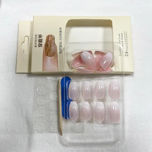 Vista 4 de Uñas postizas a presión con degradado blanco y rosa, uñas postizas cuadradas medianas, uñas postizas blancas con diseño degradado, uñas acrílicas