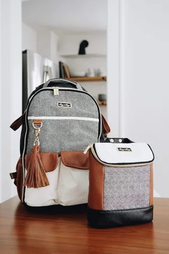 Vista 7 de Itzy Ritzy Bolsa aislada para botellas, mantiene las botellas calientes o frescas, capacidad para 3 botellas y cuenta con bolsillo