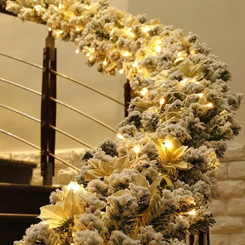 Vista 2 de Guirnalda de Navidad flocada con luces, guirnalda de Navidad preiluminada con luz LED blanca cálida para el hogar, chimenea, oficina, ventanas