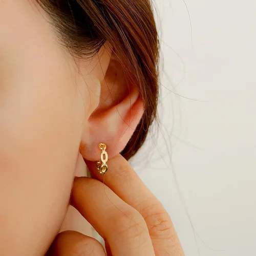 Vista 2 de VACRONA - Aretes huggies (de presión), pequeños, livianos y simples, en forma de argollaarracada, chapados en oro de 14 quilates, con circonia