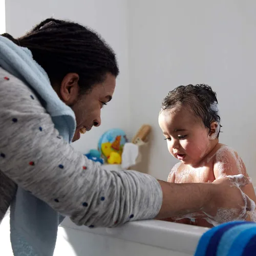 Vista 4 de Johnson's Loción hidratante Bedtime para bebé, 27.1 onzas líquidas con baño para bebé Bedtime con aromas relajantes NaturalCalm, fórmula