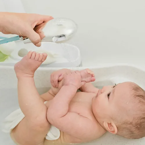 Vista 3 de The First Years Cabezal de ducha tipo lluvia – Pulverizador de spa para bebés con brazo giratorio – Cabezal de ducha para tinas de bebé