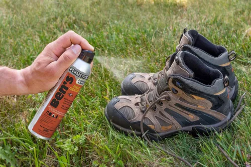 Vista 5 de Ben's Repelente de insectos para ropa y equipo - Fórmula de permetrina al 0.5% - Repele garrapatas, mosquitos e insectos - Mata insectos al contacto