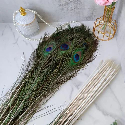 Vista 4 de THARAHT 24 piezas de plumas de pavo real largas naturales a granel 32-35 pulgadas 80-90 cm para decoración de jarrón, manualidades, boda, hogar