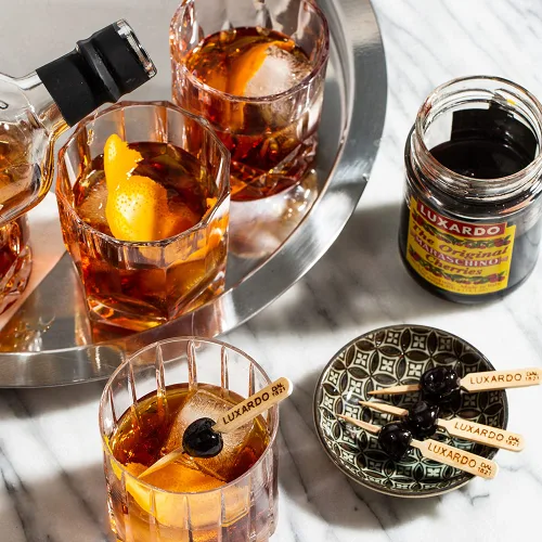 Vista 3 de Luxardo Cerezas Marrasquino Gourmet para Cóctel para Old Fashioned, Manhattan y Postres, frasco de 14.11 oz. [Paquete de 2]