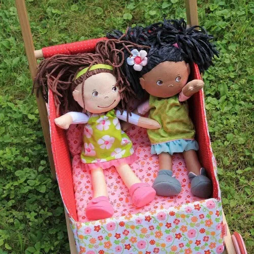 Vista 5 de HABA Coco - Muñeca de bebé suave de 12 pulgadas con pelo castaño, cara bordada, vestido verde extraíble, diadema a juego, lavable a máquina, 18