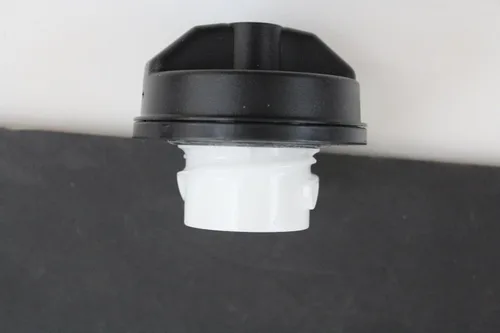 Vista 2 de Fiat Accessories 05278655AB - Tapa de gas con bloqueo para Fiat 500/500C