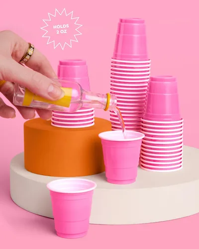 Vista 2 de xo, Fetti Vasos de chupito de plástico rosa para decoraciones de fiesta, 50 vasos desechables mate de 2 onzas despedida de soltera, fiesta