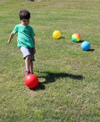 Vista 4 de Toys+ Paquete de 24 bolas de juego de 8.5 pulgadas (rojo, azul, verde, amarillo, arco iris, verde/swish)