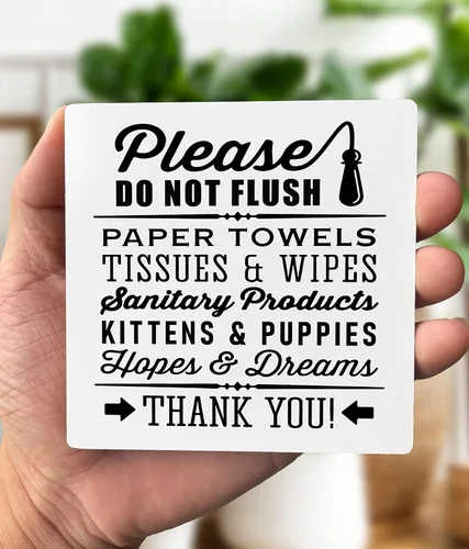 Vista 3 de Placa de estilo granja "Do Not Flush" con gatitos y cachorros adorables en soporte de madera Baño01