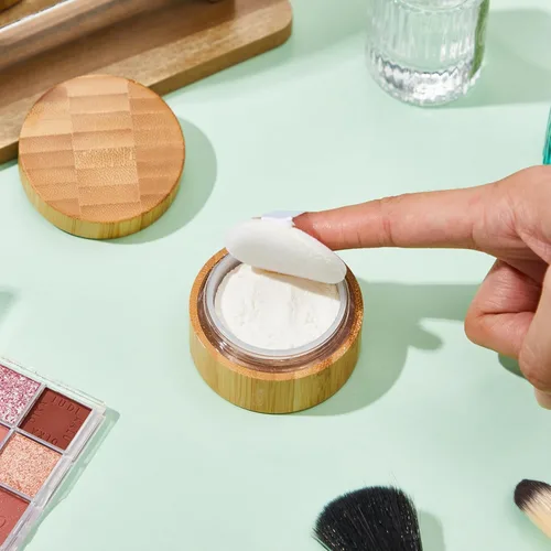 Vista 4 de Frienda Tarro de polvo suelto de bambú de 0.3 fl oz y contenedor vacío para maquillaje corporal y cara, caja de viaje, soporte compacto con tapas