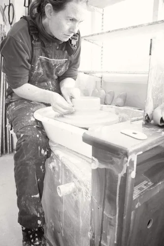 Vista 8 de Copa de vino hecha a mano esmaltada a mano con sello celta único en Irlanda, 7 pulgadas de alto, verde